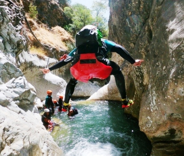 Salto a la poza del barranco